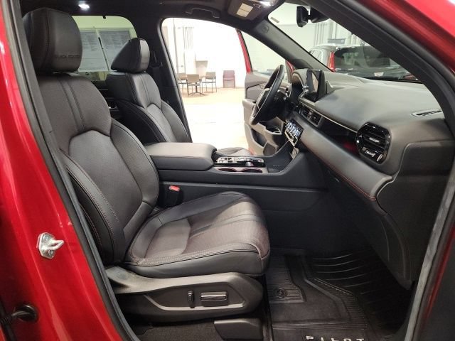 Certified 2025 Honda Pilot Black Edition image 35