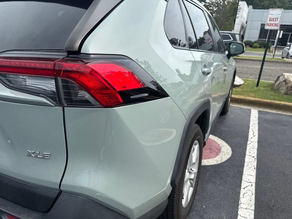 Used 2020 Toyota RAV4 XLE w/ Convenience Package FWD image 5