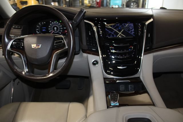 Used 2017 Cadillac Escalade Luxury AWD/4WD image 17