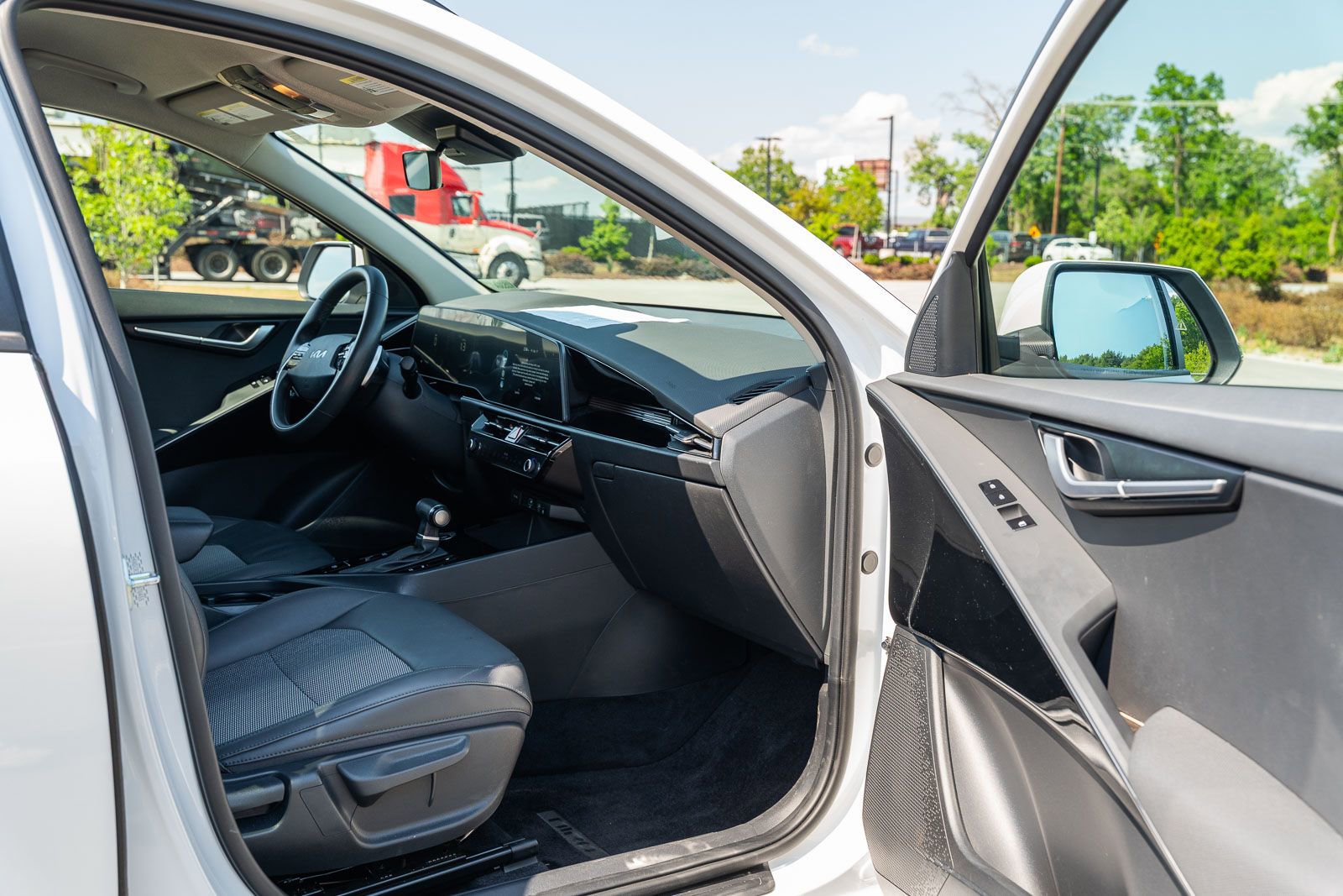 Used 2023 Kia Niro EX FWD image 11