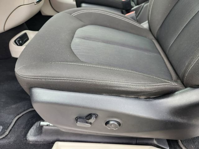 Used 2024 Chrysler Pacifica Touring-L image 23