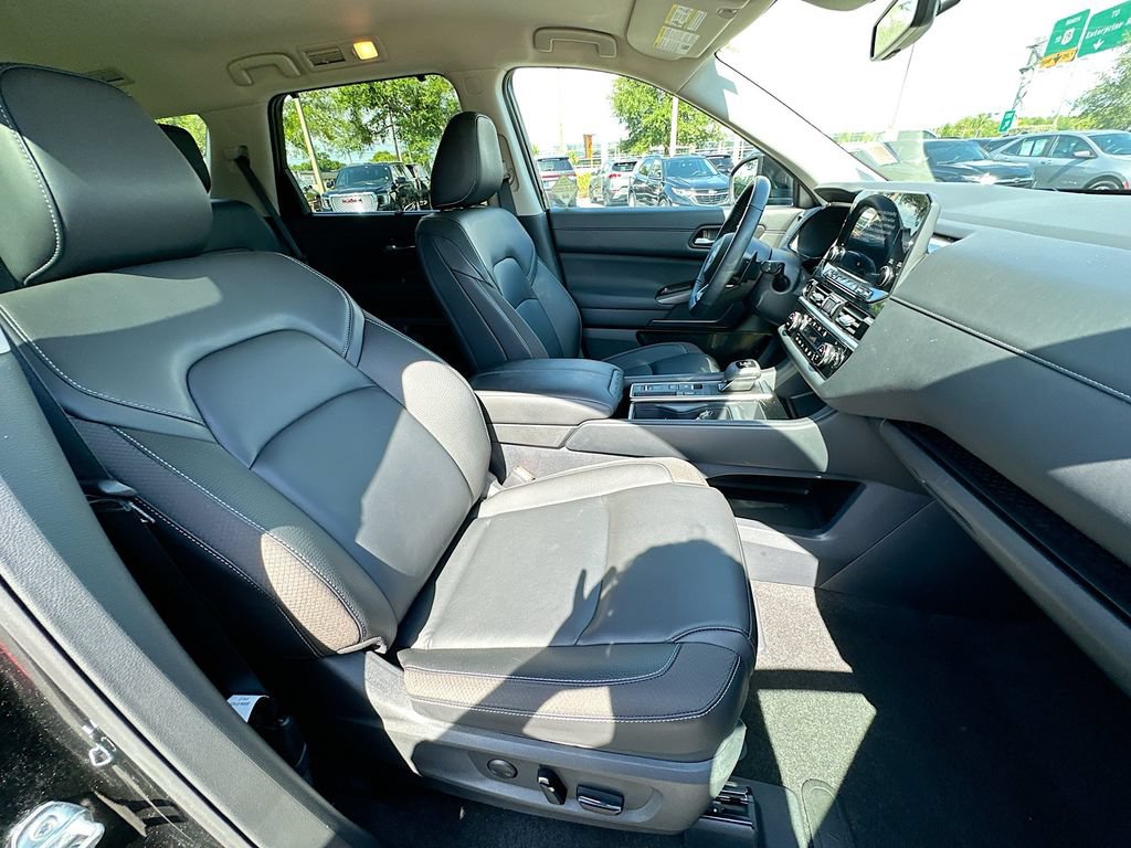 Used 2025 Nissan Pathfinder SL FWD image 28
