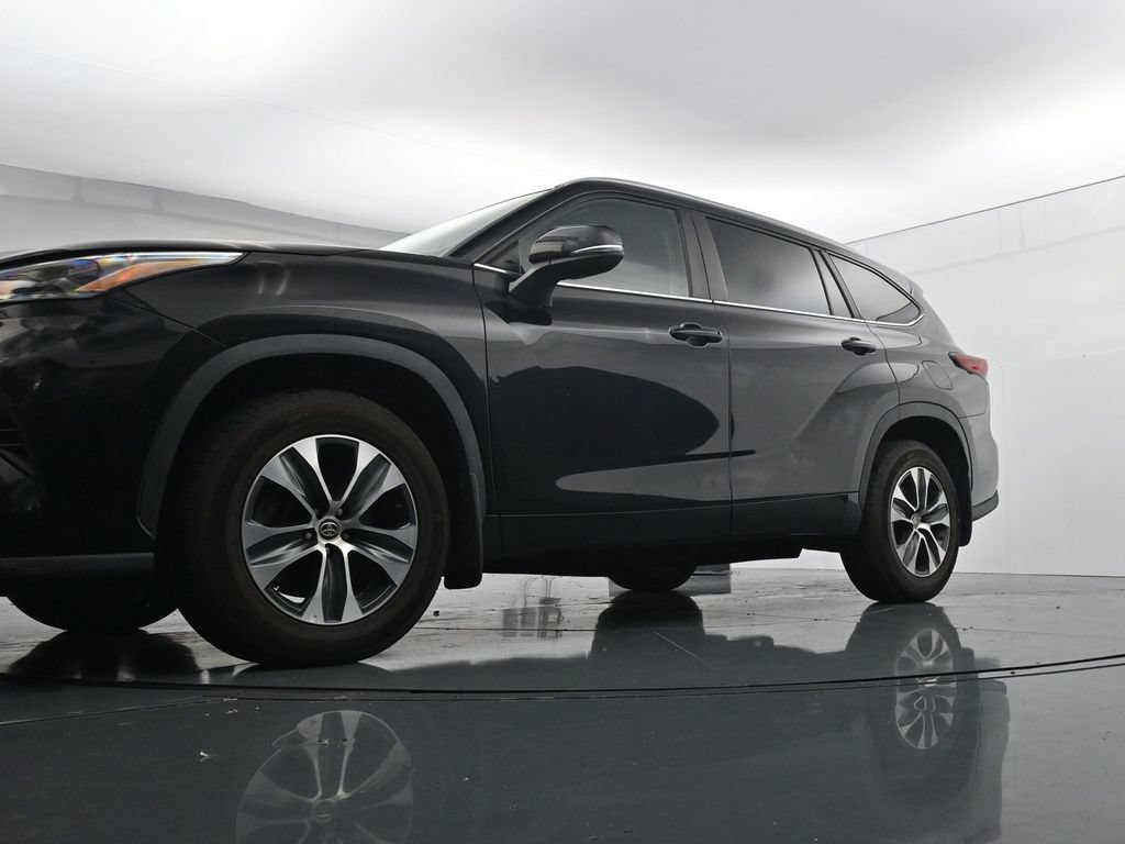 Used 2023 Toyota Highlander XLE AWD/4WD image 34