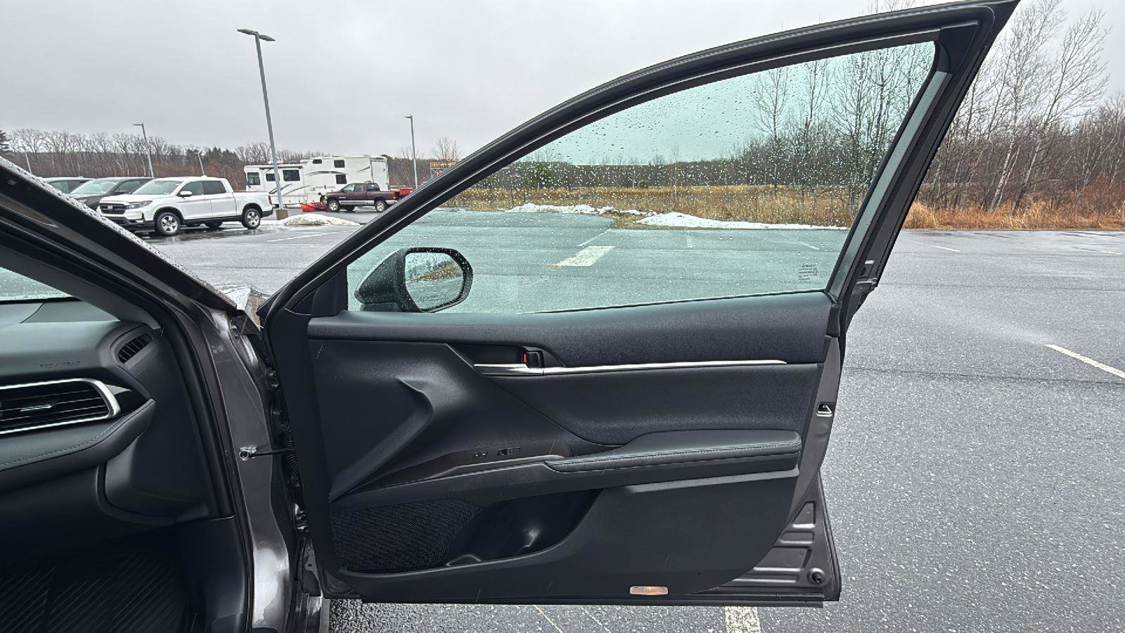 Used 2022 Toyota Camry XLE image 17