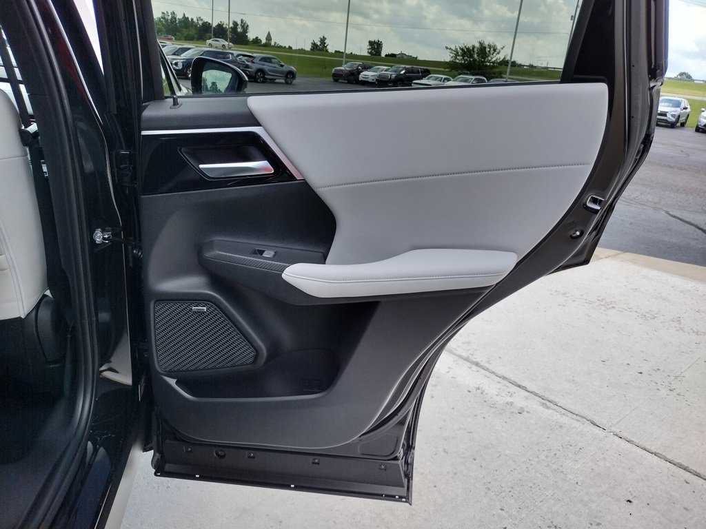 New 2025 Mitsubishi Outlander SE image 30