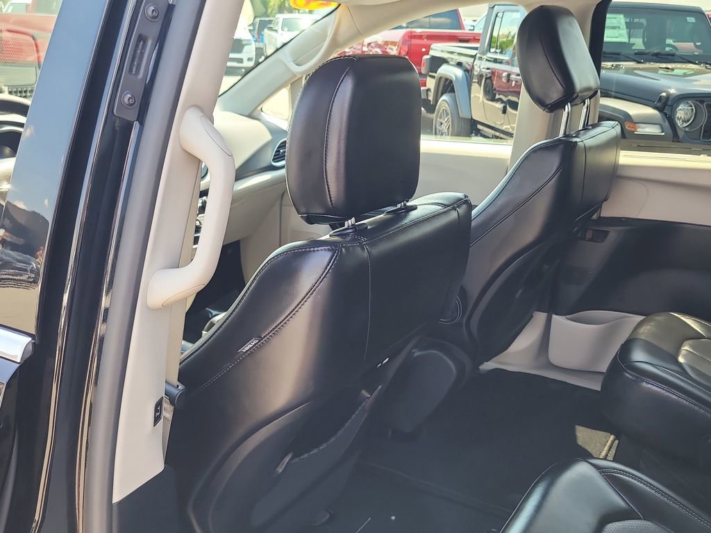 Used 2024 Chrysler Pacifica Touring-L image 9