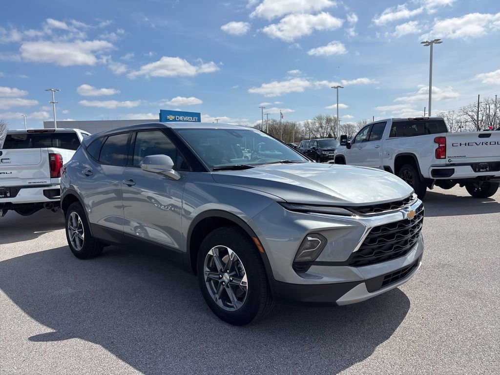 Used 2025 Chevrolet Blazer LT FWD image 3