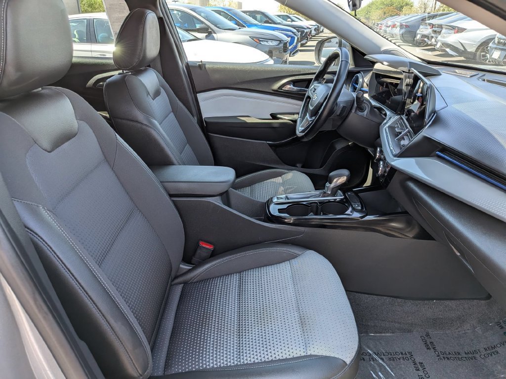 Used 2025 Chevrolet Trax LT w/ LT Convenience Package FWD image 30