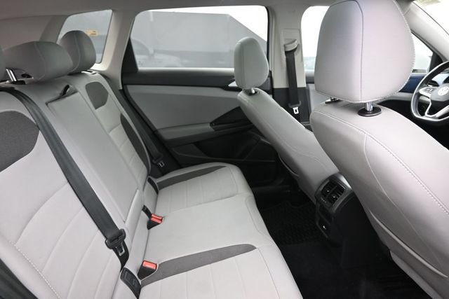 Used 2022 Volkswagen Taos SE w/ Panoramic Sunroof Package AWD/4WD image 12