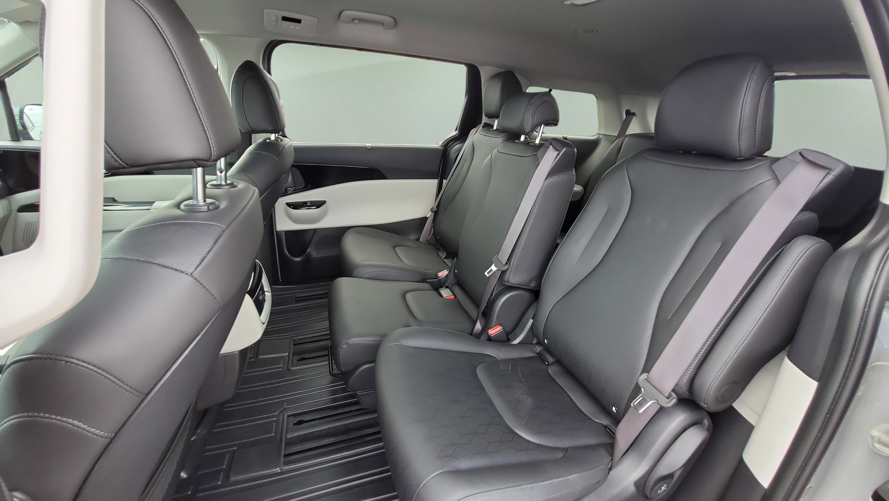 Used 2024 Kia Carnival EX image 25