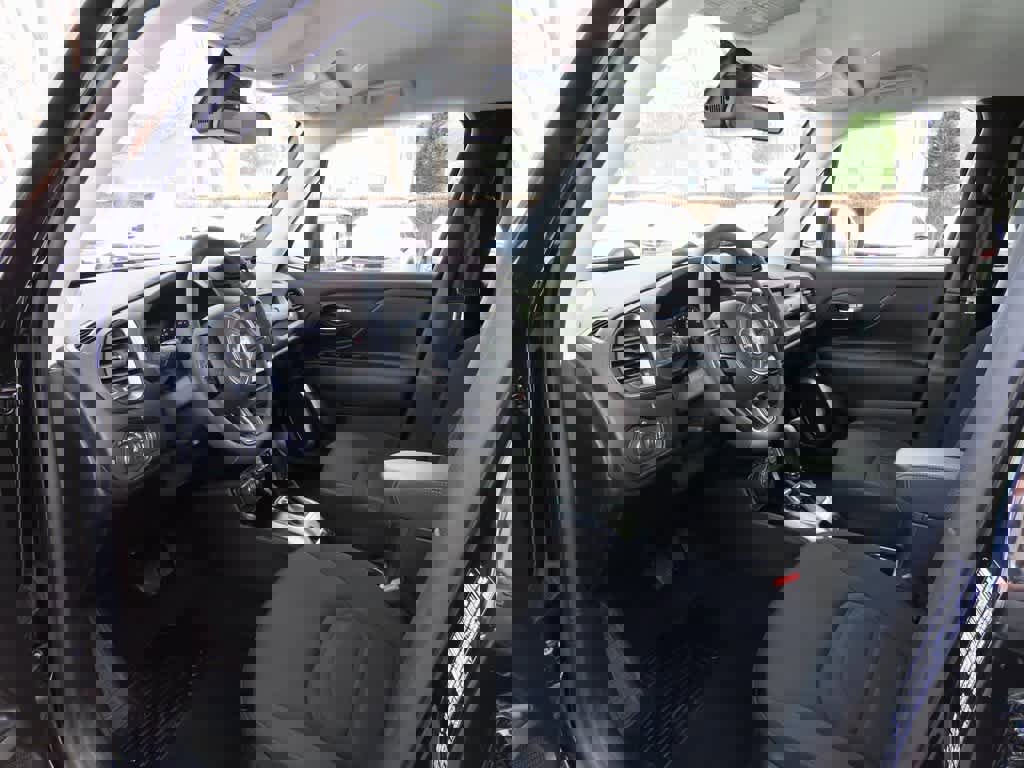 Used 2022 Jeep Renegade Latitude image 2