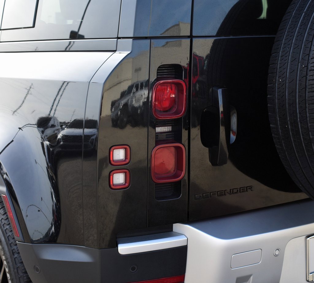 Used 2025 Land Rover Defender 110 S image 12