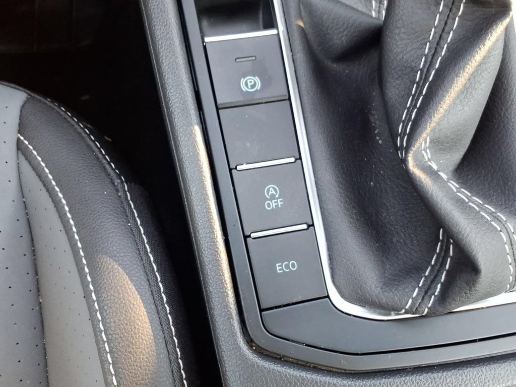 Used 2025 Volkswagen Jetta SE w/ Sunroof Package FWD image 26