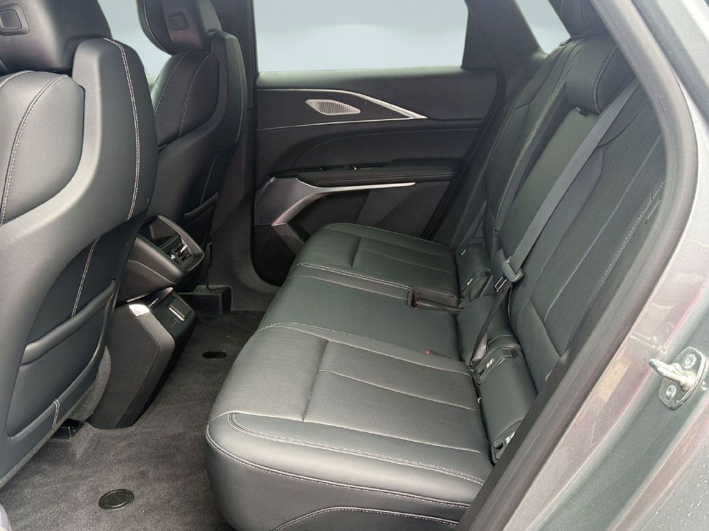 Certified 2024 Cadillac Lyriq Luxury AWD/4WD image 12