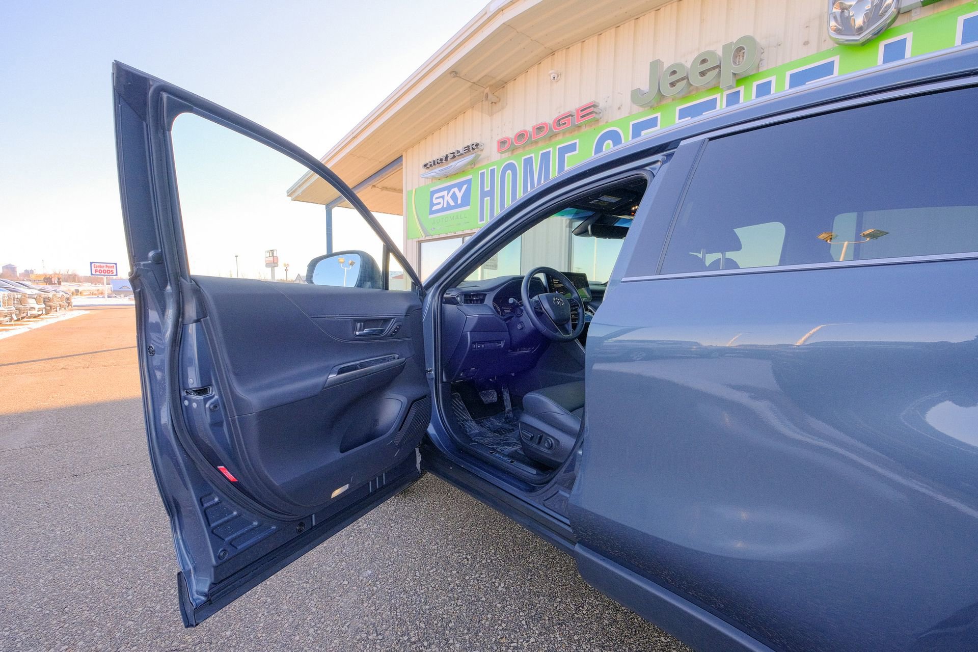 Used 2023 Toyota Venza XLE image 25