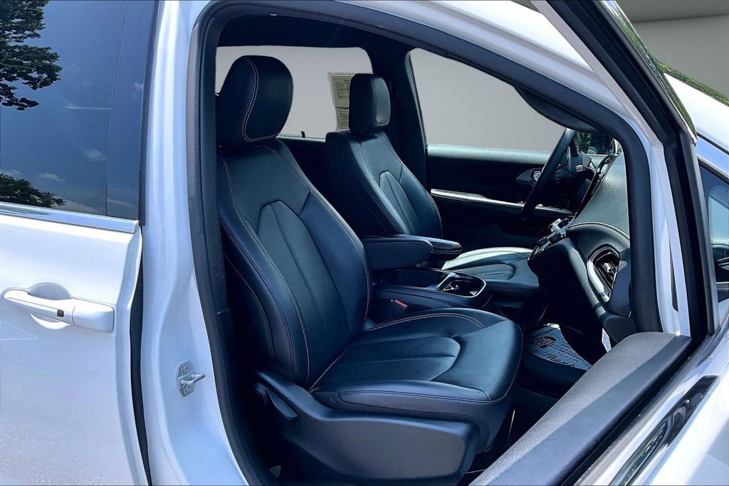 Used 2025 Chrysler Pacifica Select AWD/4WD image 30