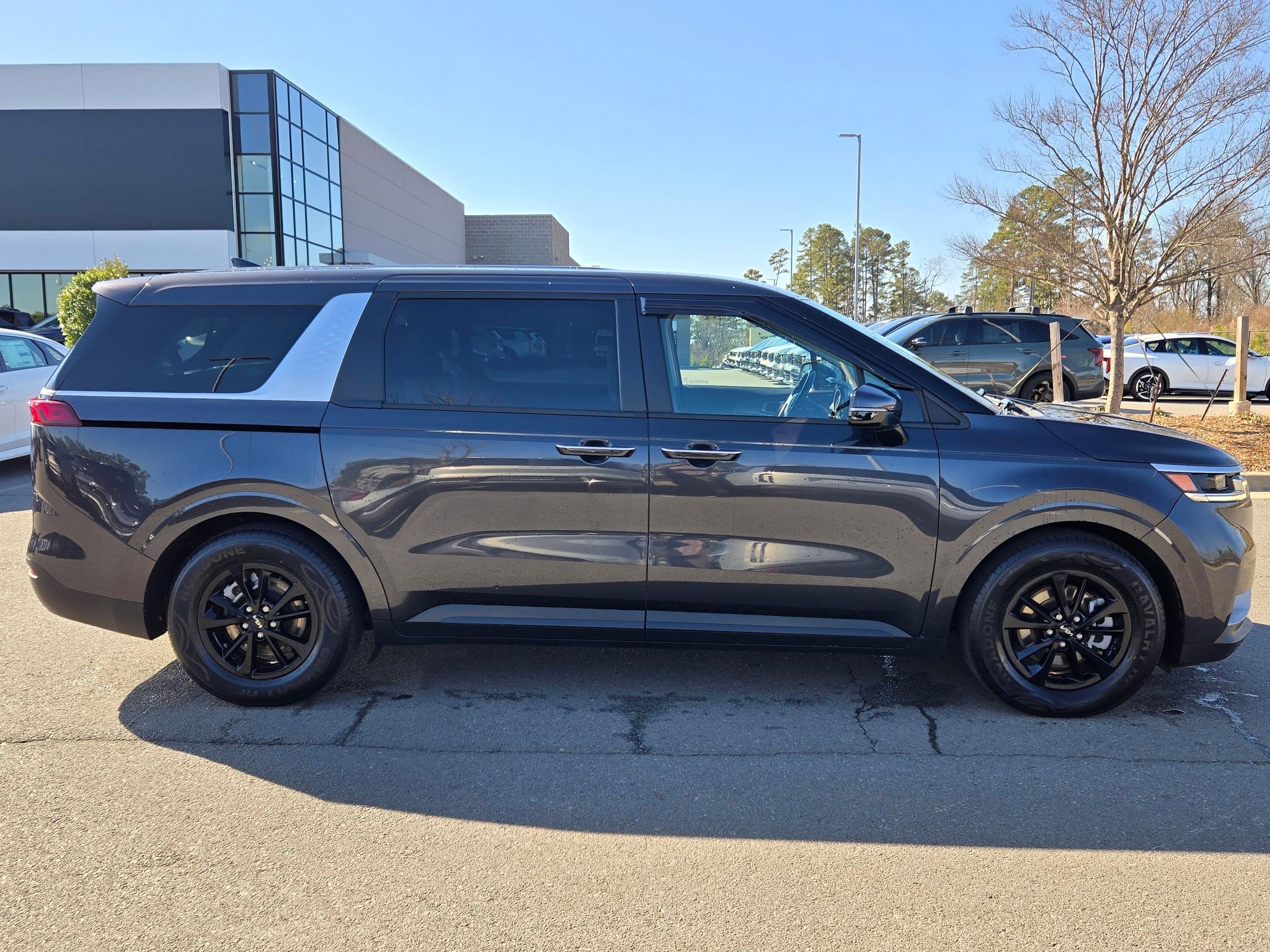 Certified 2023 Kia Carnival LX image 8