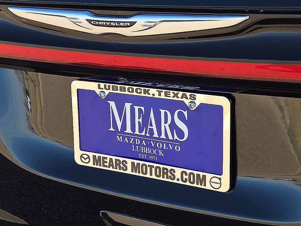 Used 2023 Chrysler Pacifica Touring-L image 13