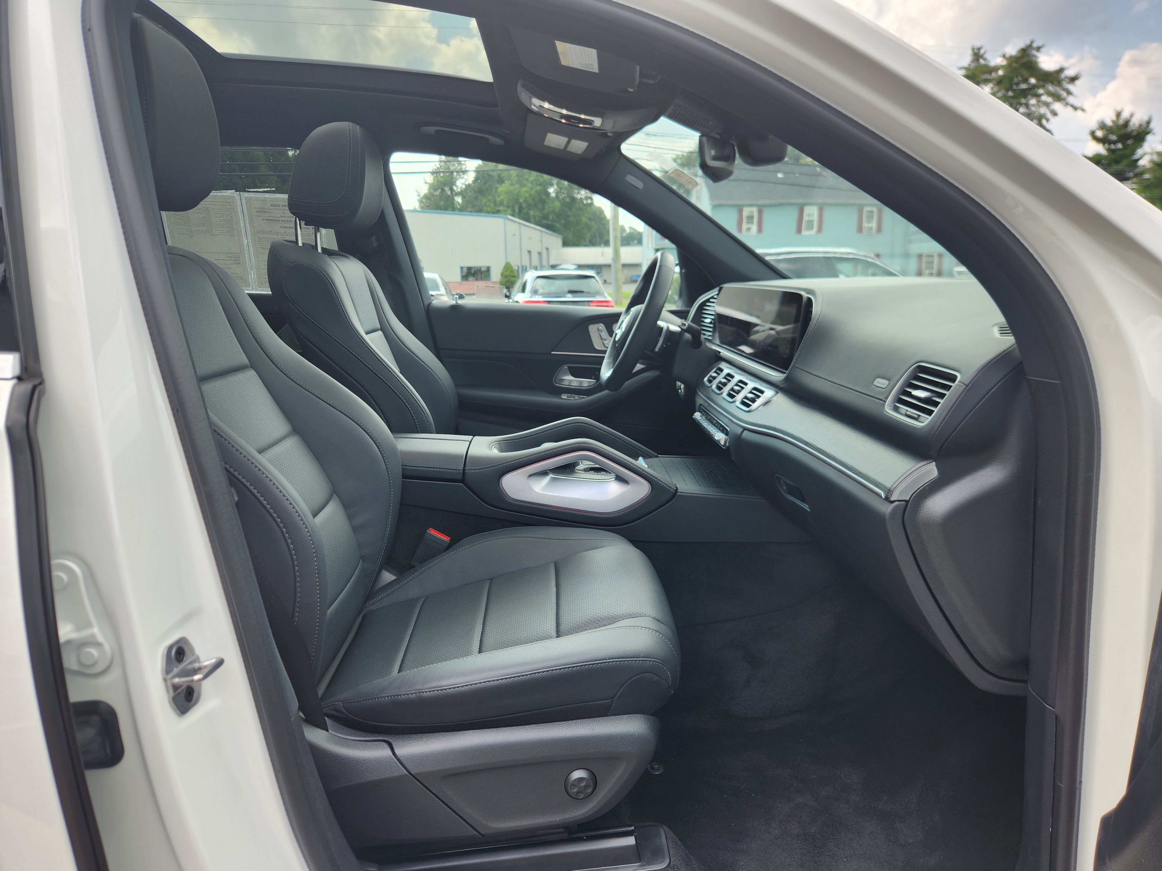 Used 2024 Mercedes-Benz GLS 450 4MATIC w/ AMG Line Exterior image 18