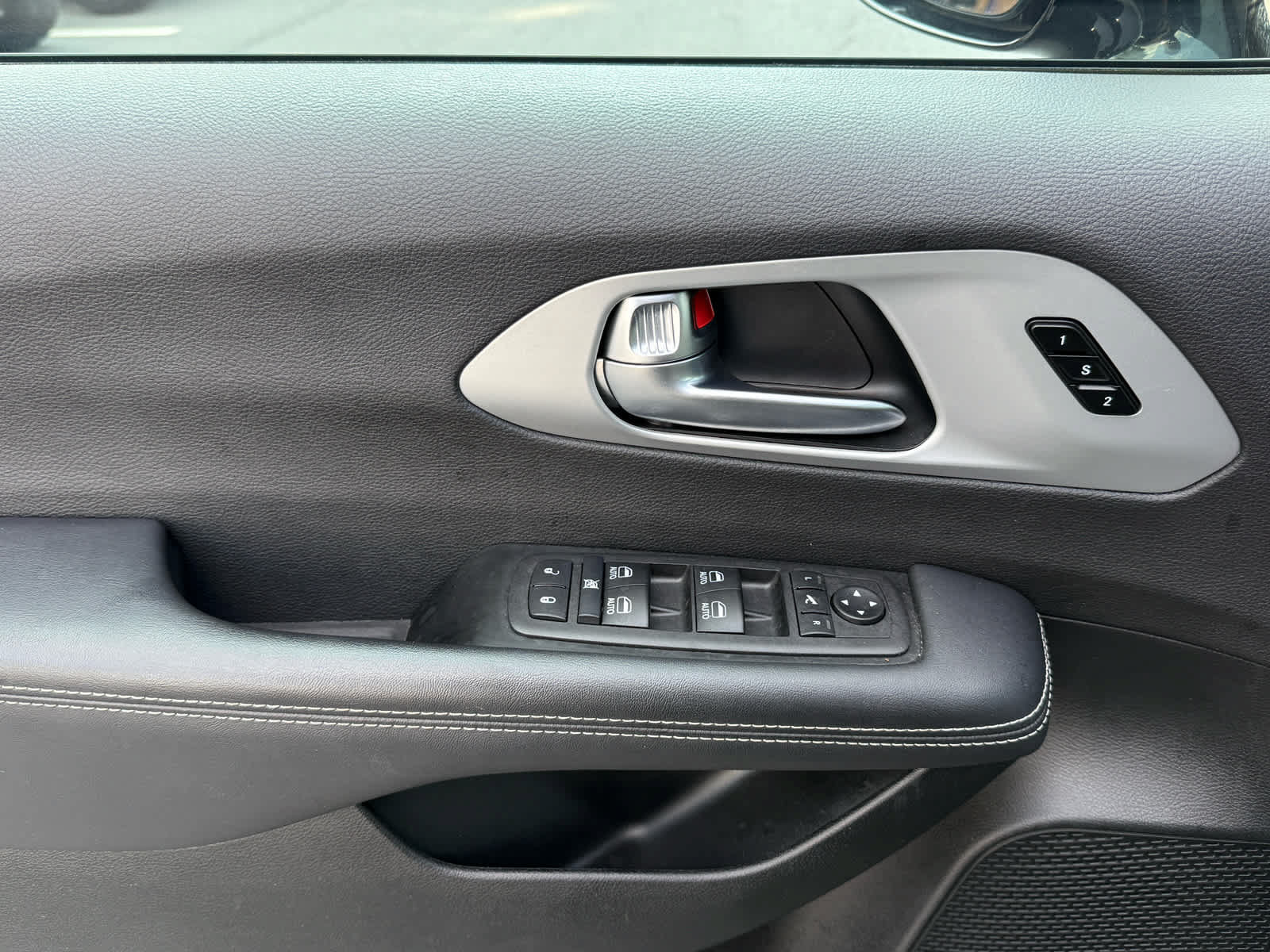 Used 2025 Chrysler Pacifica Limited FWD image 13