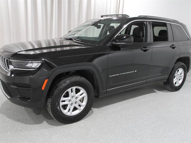 Used 2023 Jeep Grand Cherokee Laredo w/ Luxury Tech Group I image 3