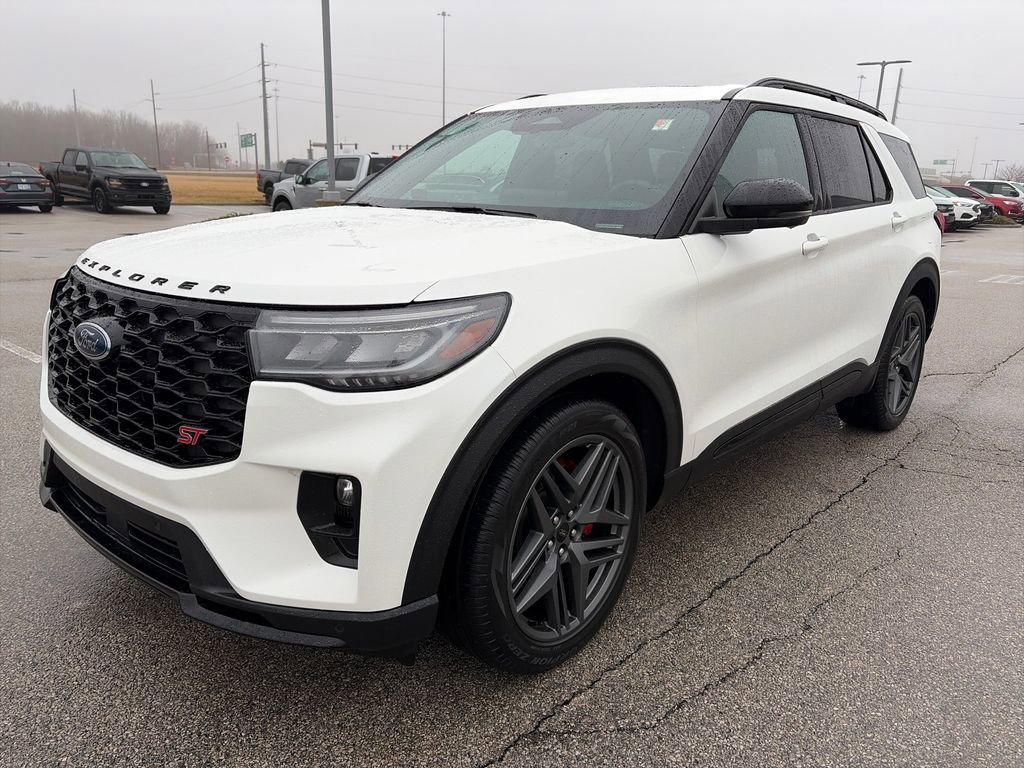 Used 2025 Ford Explorer ST image 3