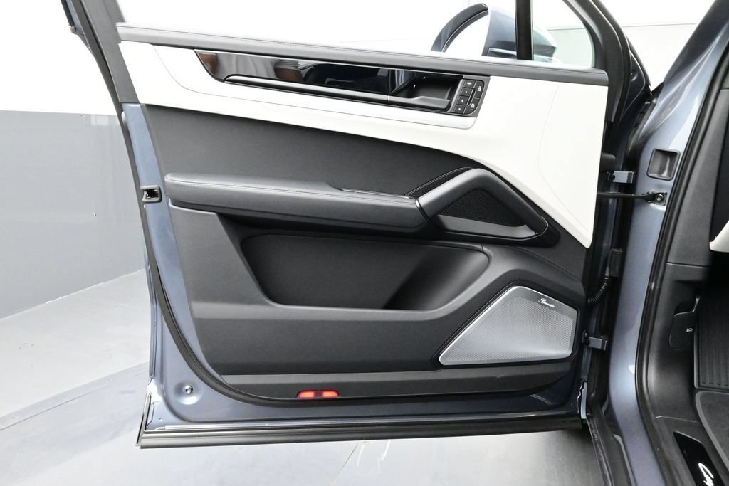 New 2026 Porsche Cayenne Turbo AWD/4WD image 7
