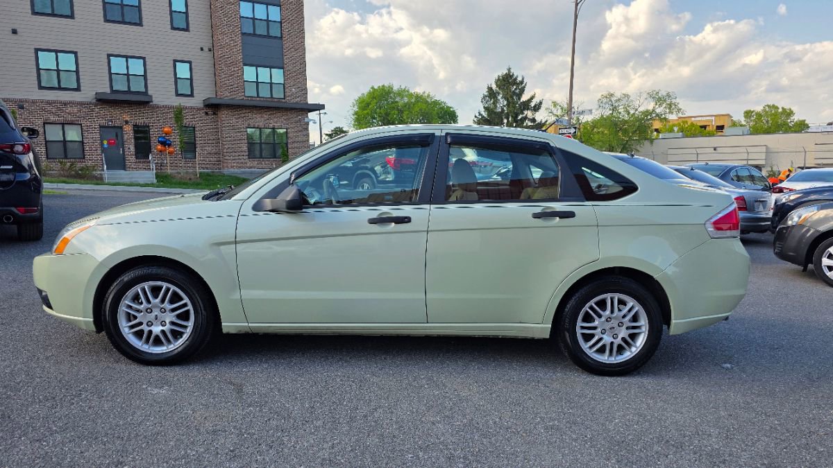 Used 2010 Ford Focus SE FWD image 4