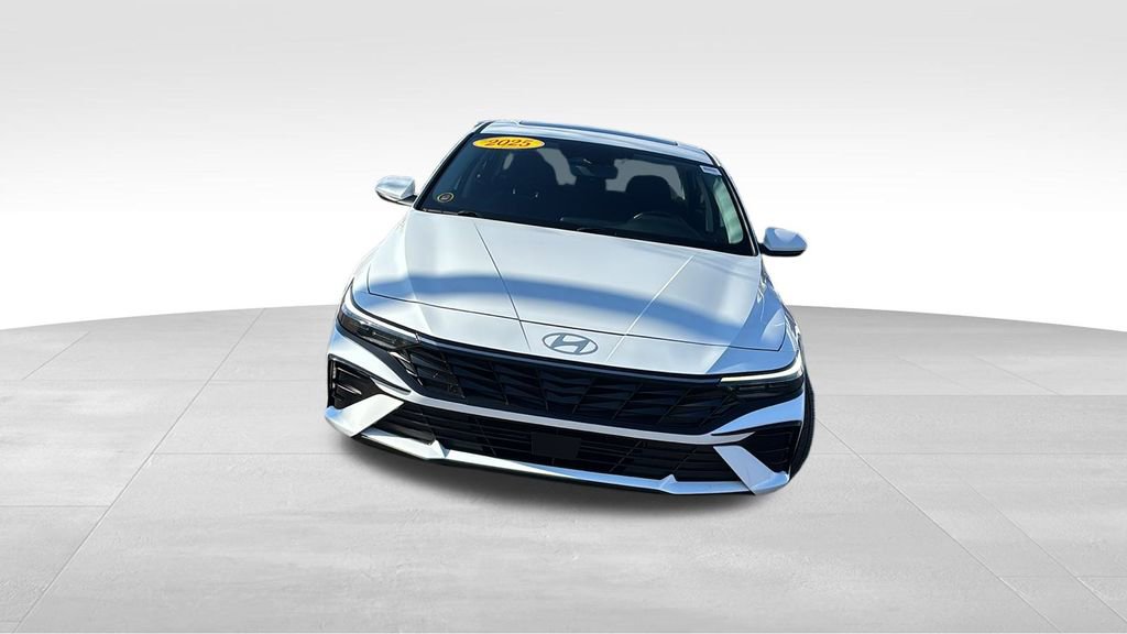 Used 2025 Hyundai Elantra SEL image 2