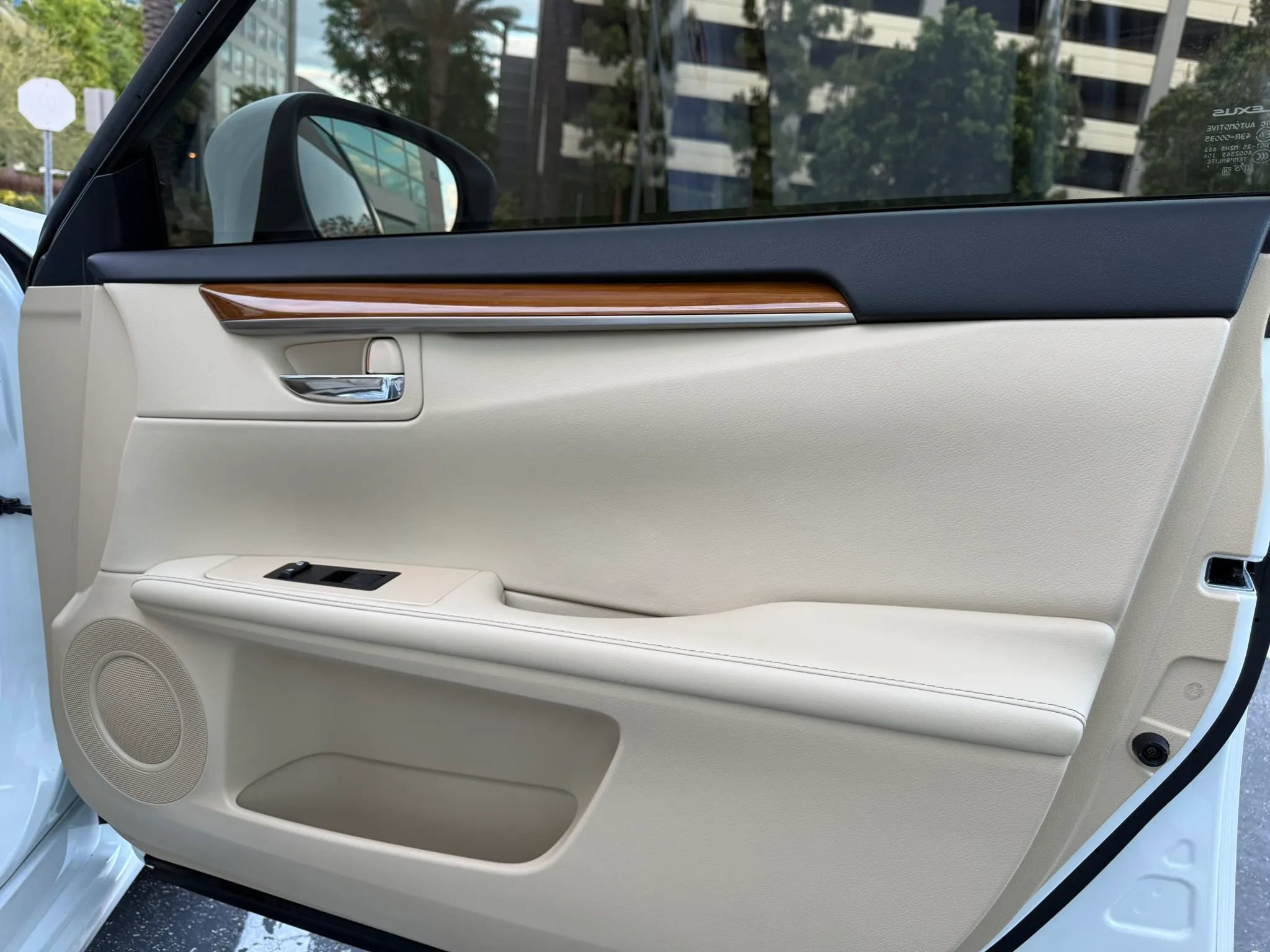 Used 2015 Lexus ES 300h w/ Navigation System Package FWD image 16