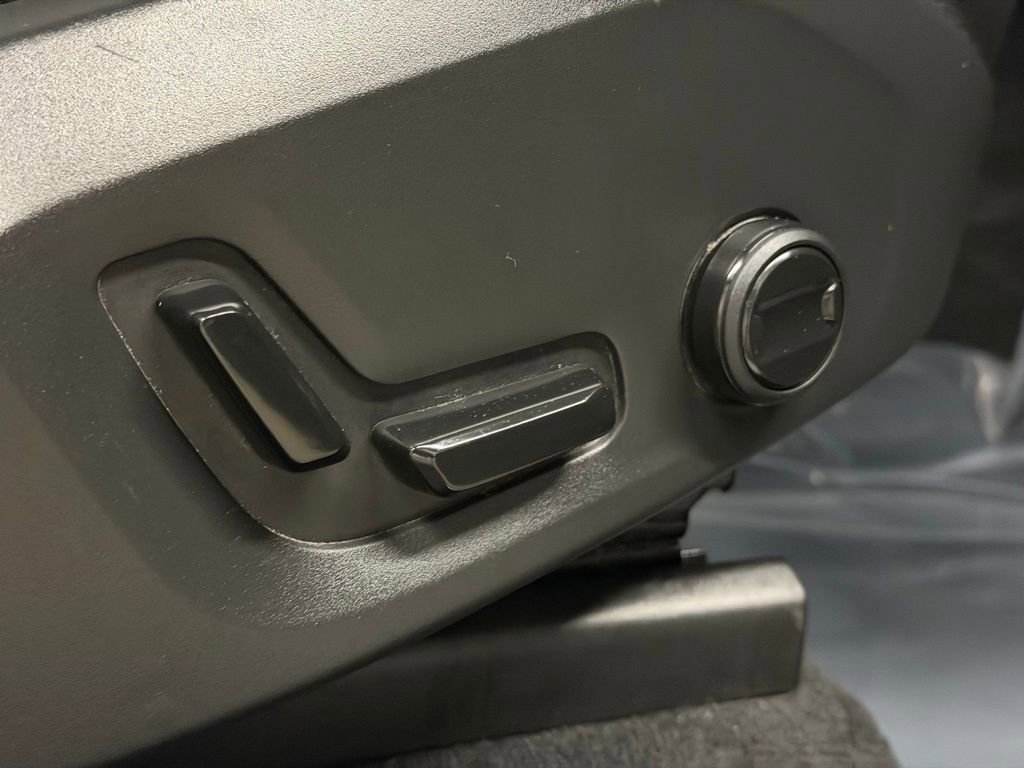 Used 2019 Volvo XC60 T6 Momentum w/ Multimedia Package AWD/4WD image 28