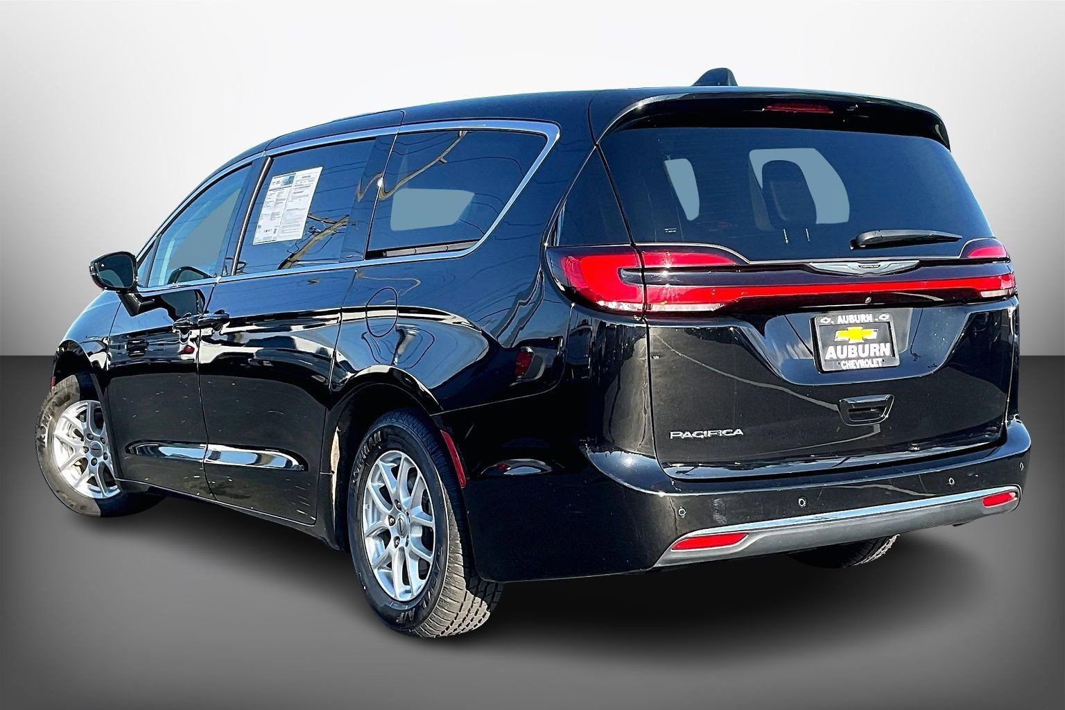 Used 2024 Chrysler Pacifica Touring-L image 10