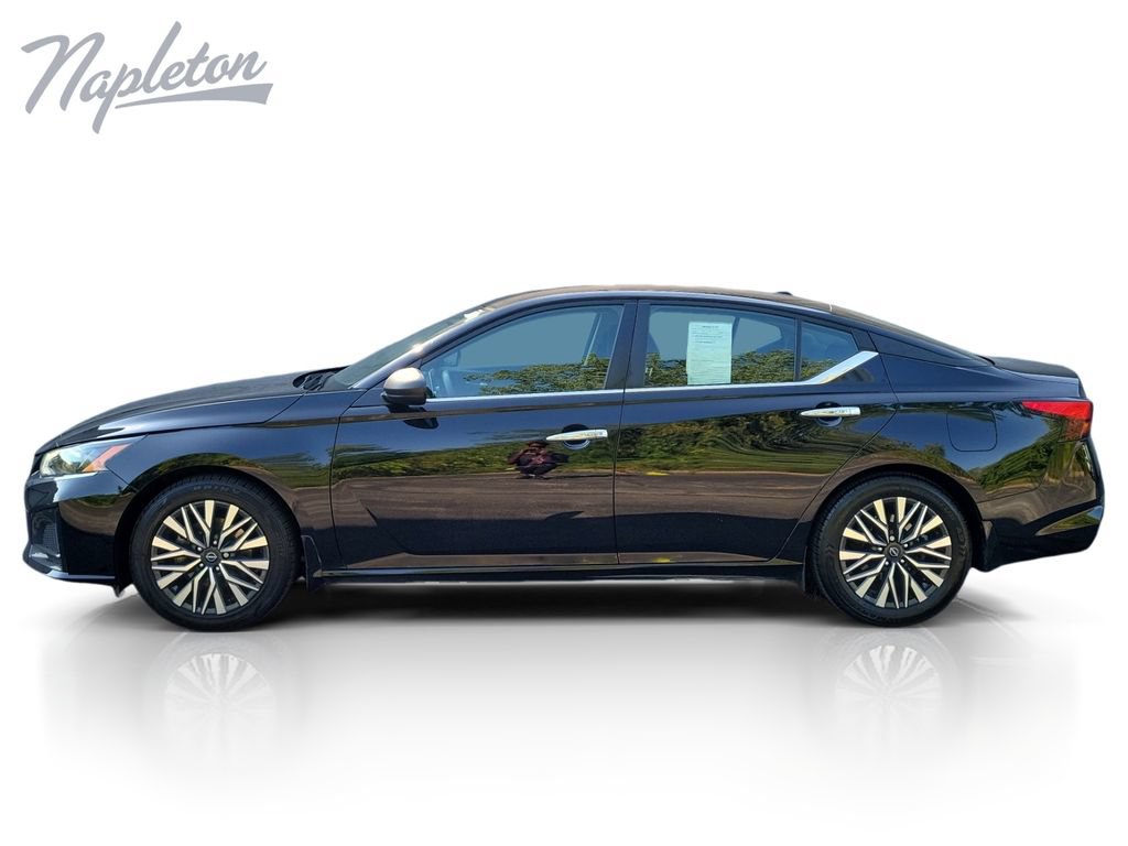 Used 2024 Nissan Altima 2.5 SV FWD image 2