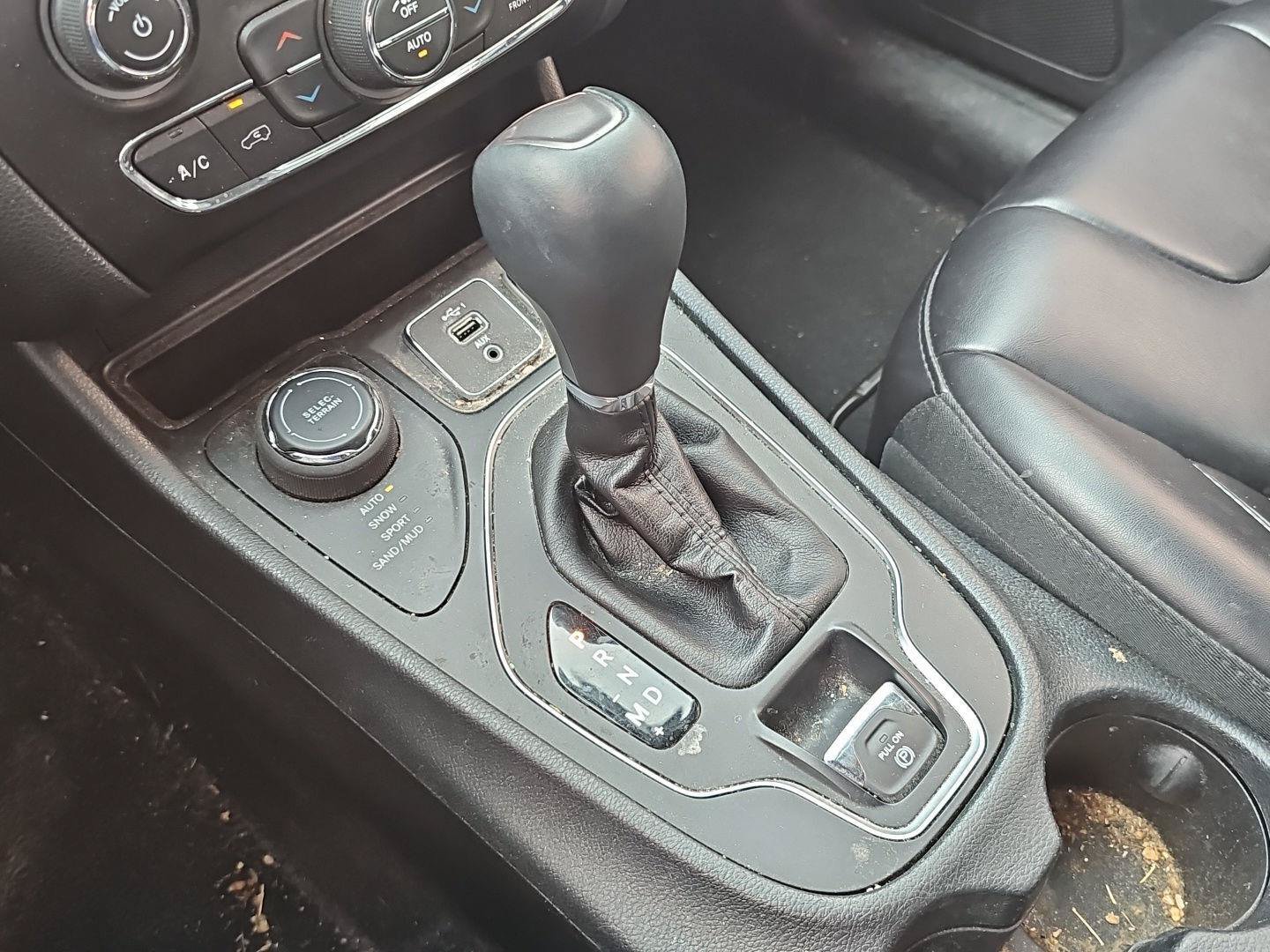 Used 2019 Jeep Cherokee Latitude Plus w/ Comfort/Convenience Group AWD/4WD image 16