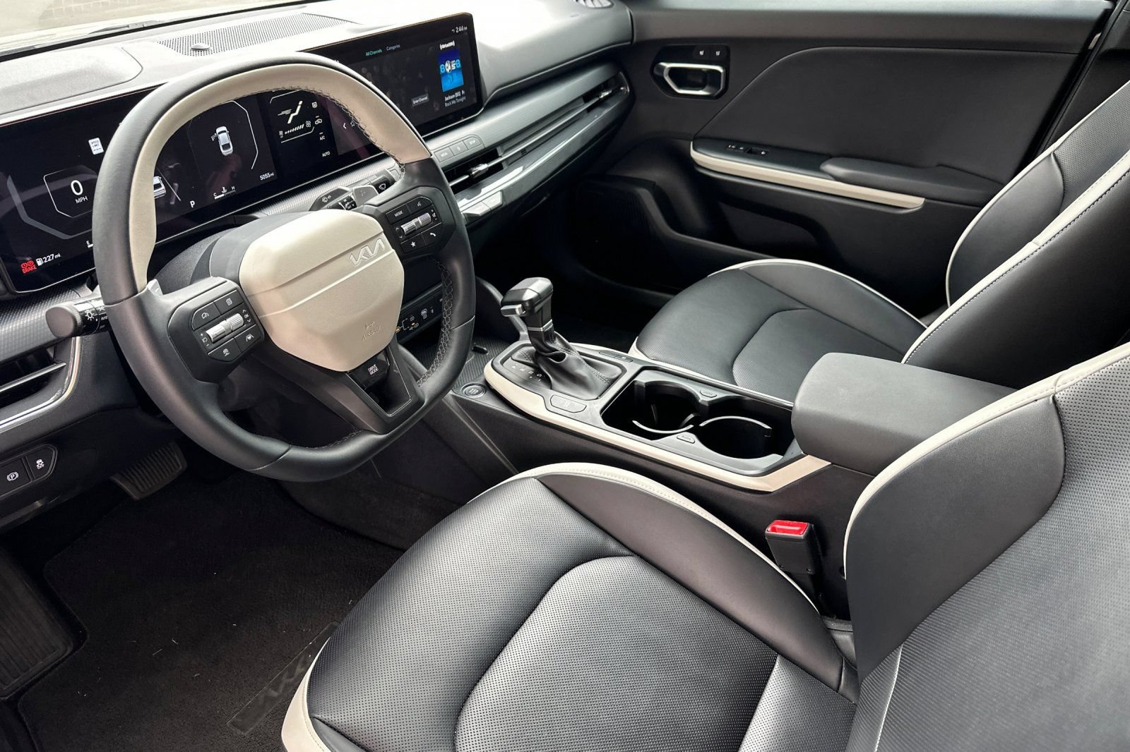 Used 2025 Kia K4 GT-Line w/ GT-Line Premium Package FWD image 7