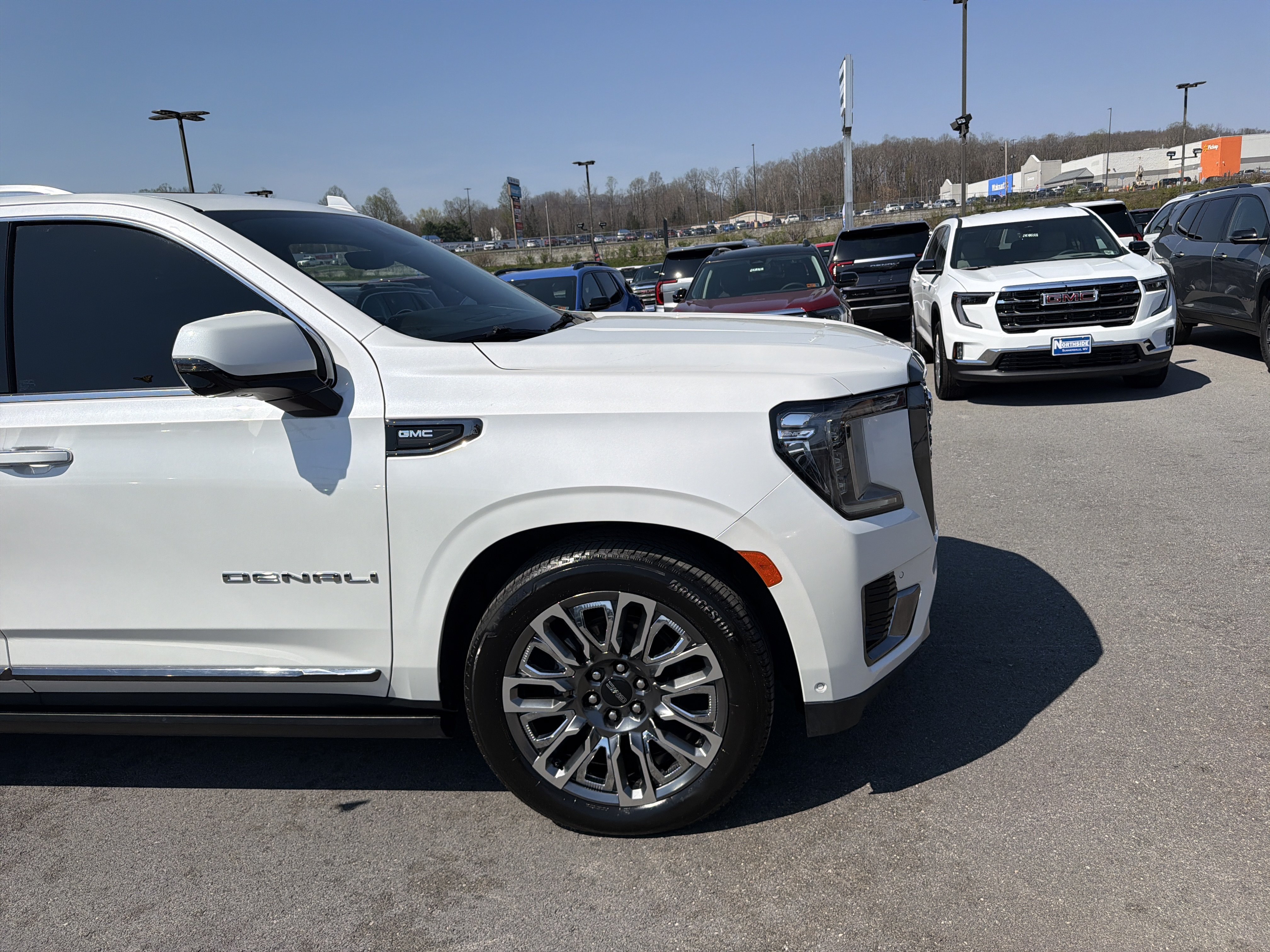 Used 2024 GMC Yukon Denali Ultimate AWD/4WD image 4