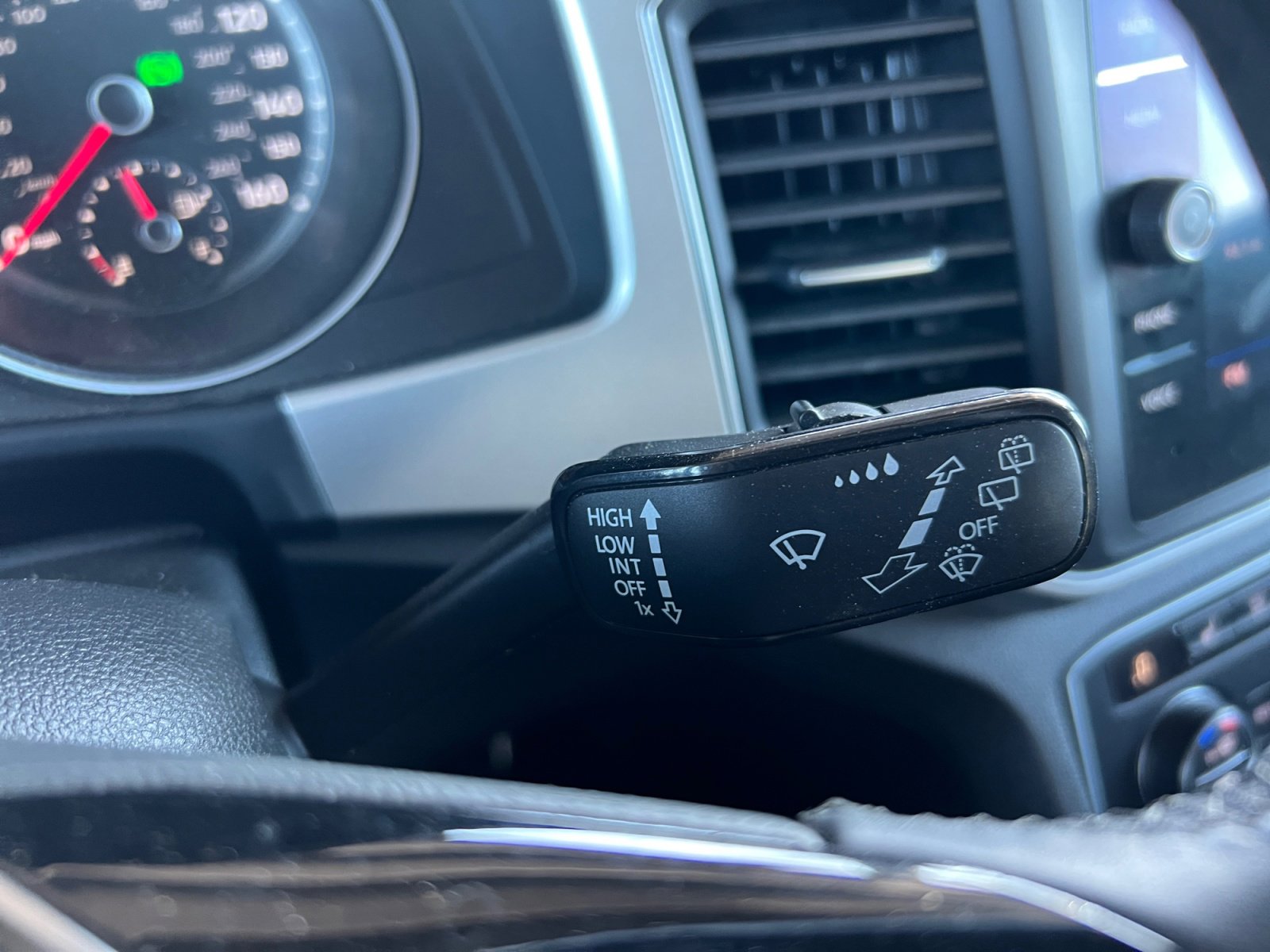 Used 2019 Volkswagen Atlas SE w/ Towing Package image 16