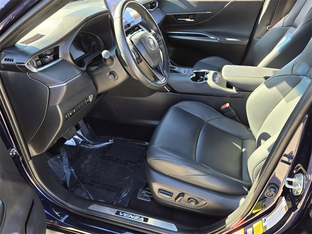 Used 2024 Toyota Venza XLE image 11