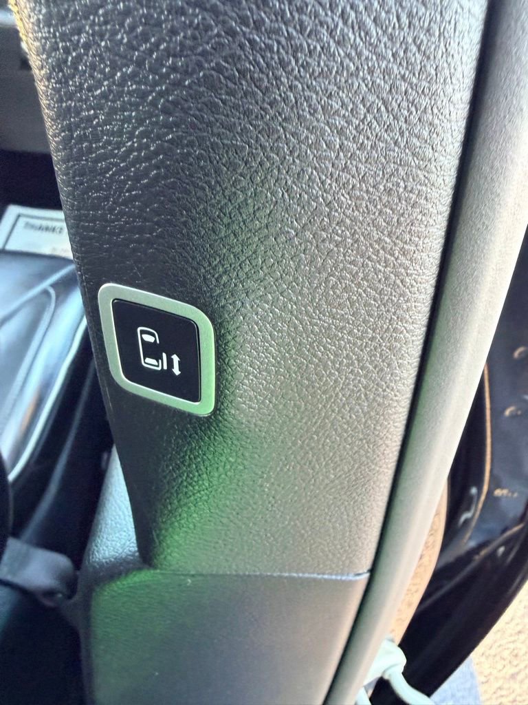 Used 2025 Chrysler Pacifica Limited image 27