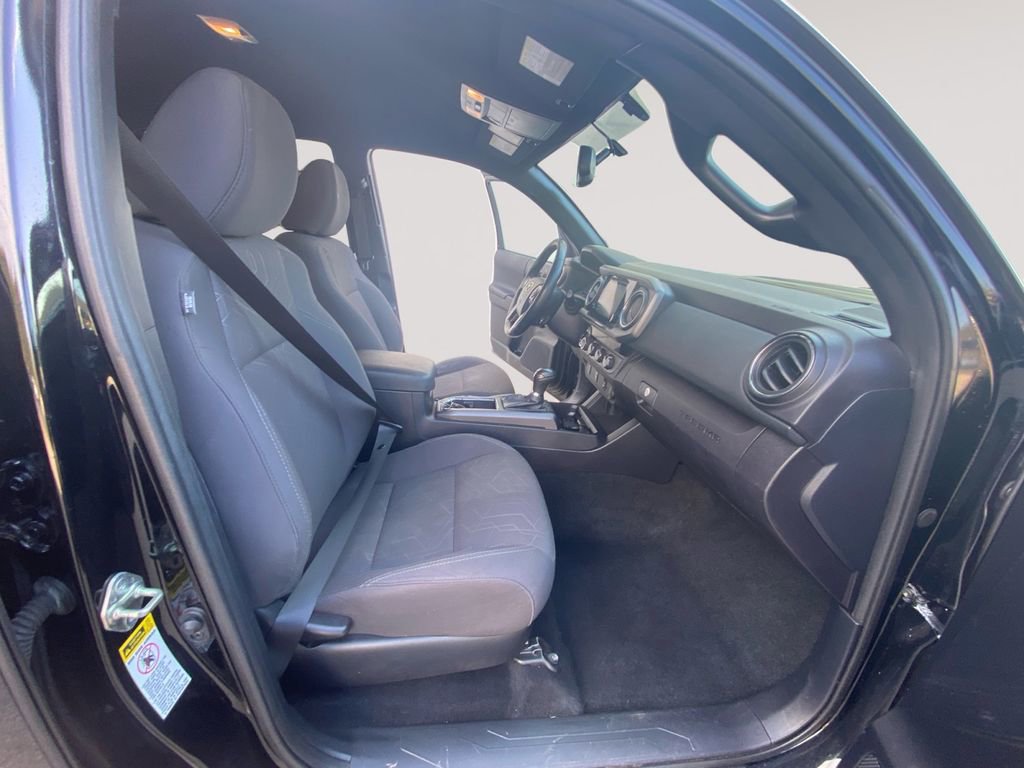 Used 2017 Toyota Tacoma TRD Sport w/ Tow Package (A/T) image 15