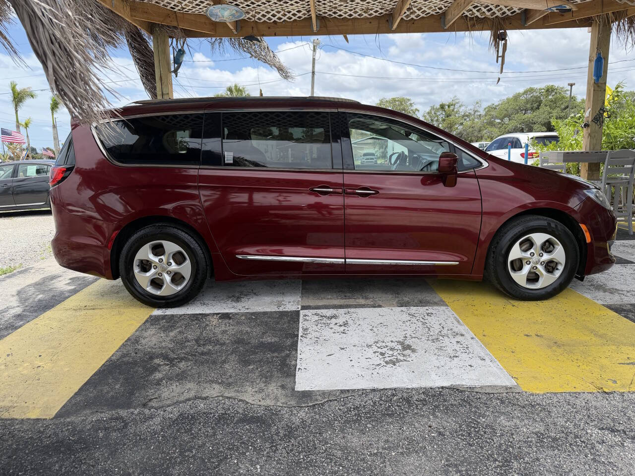 Used 2017 Chrysler Pacifica Touring-L Plus FWD image 4