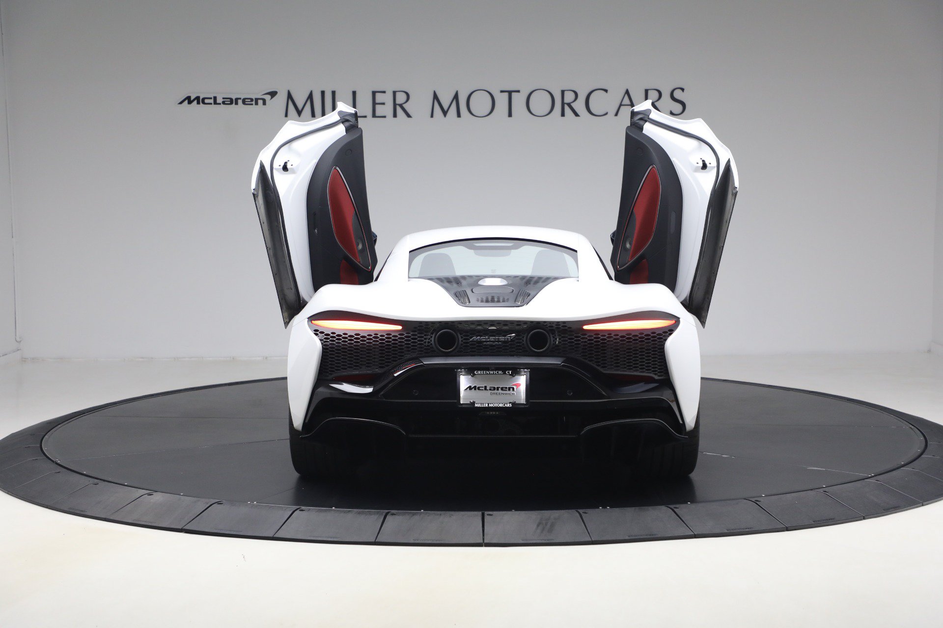 Used 2023 McLaren Artura RWD image 17