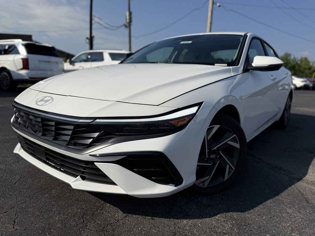 New 2025 Hyundai Elantra Limited image 3