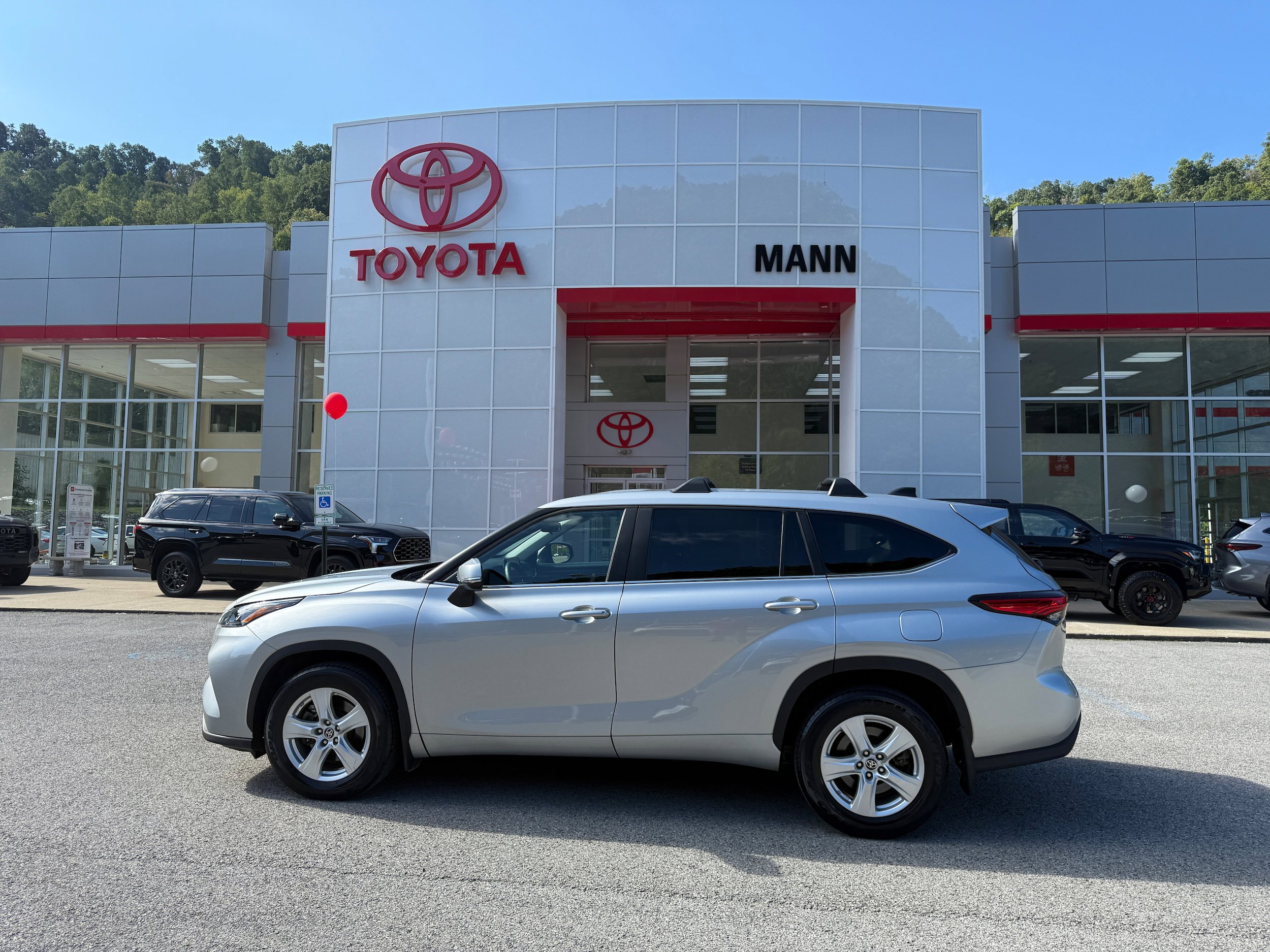Used 2023 Toyota Highlander LE