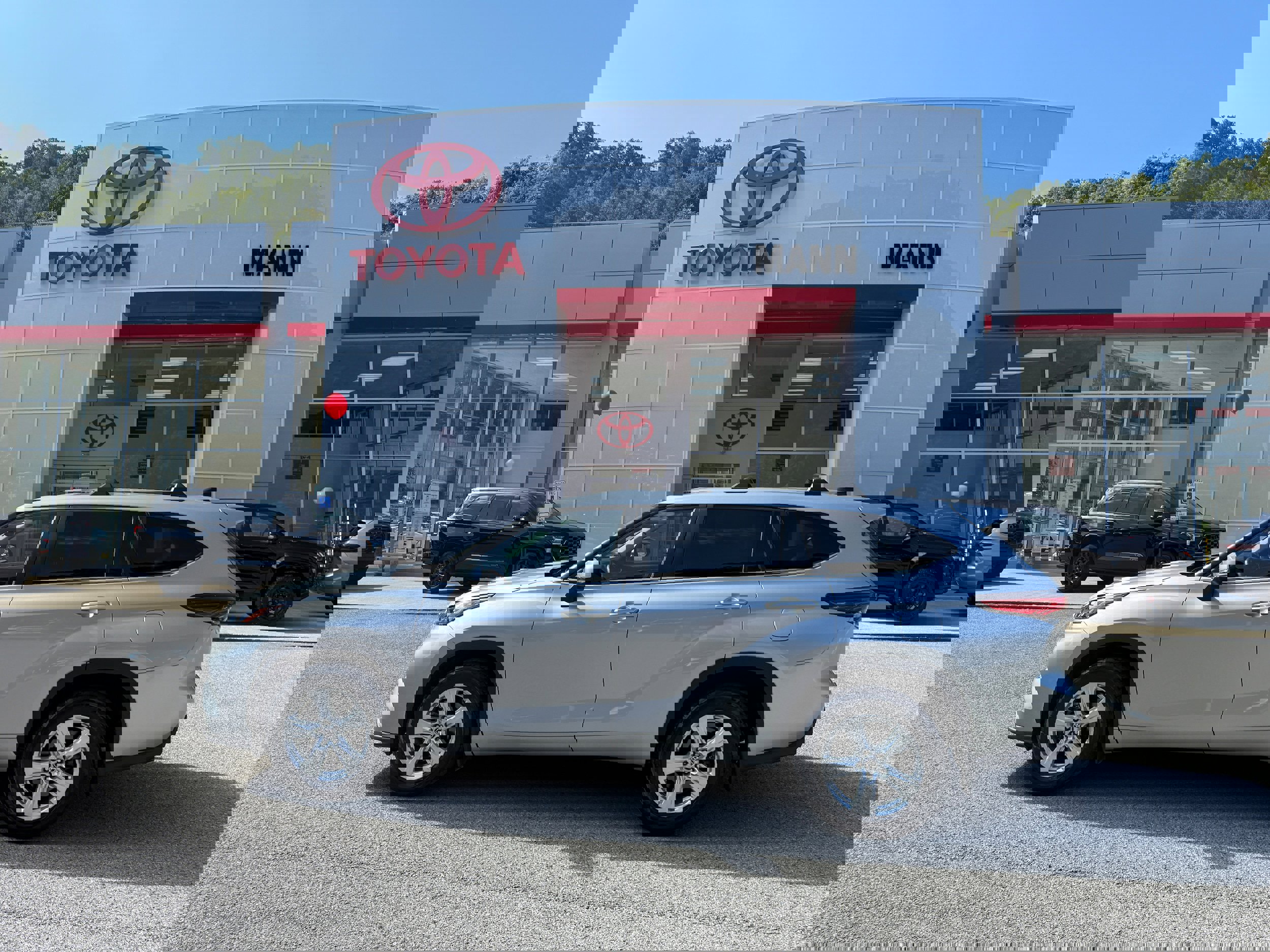 Used 2023 Toyota Highlander LE image 1