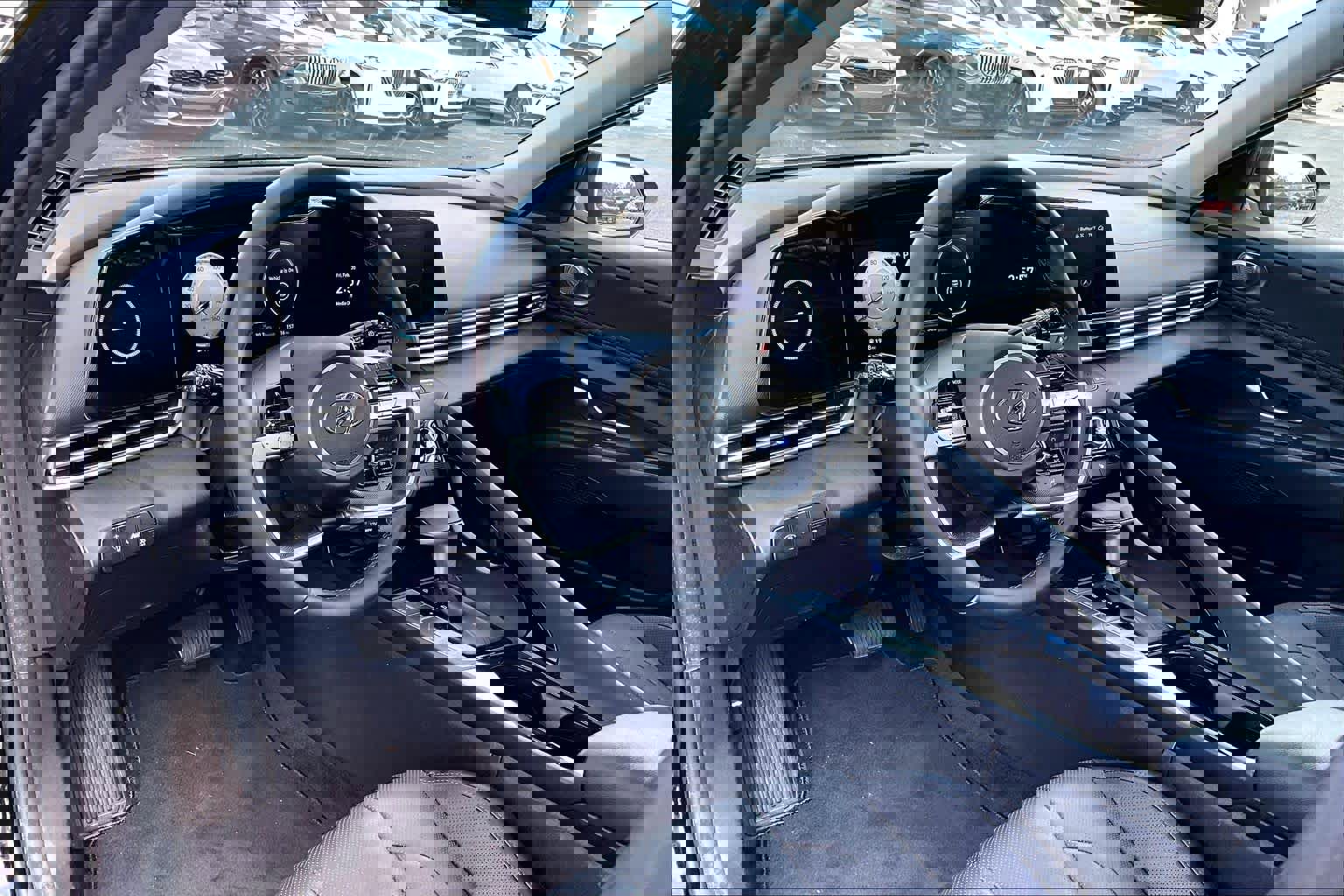 Used 2022 Hyundai Elantra Limited w/ Preferred Accessory Package image 18