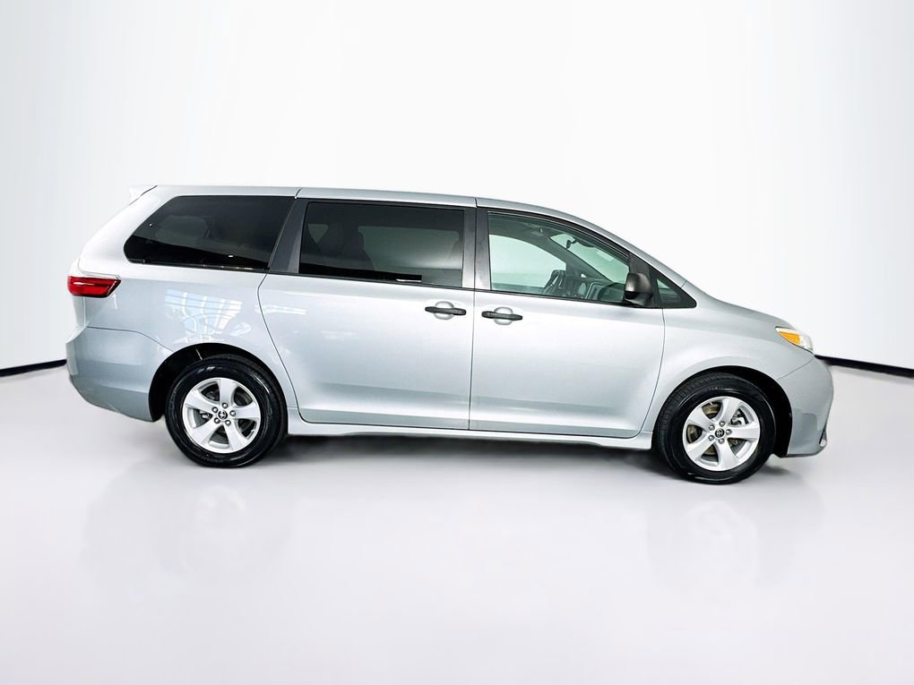 Used 2020 Toyota Sienna L image 11