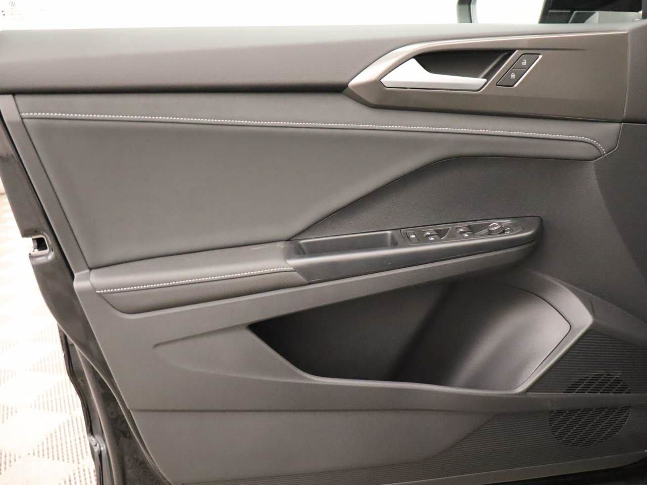 New 2026 Volkswagen Taos SE FWD image 16