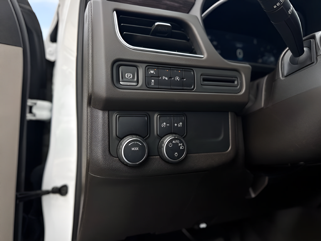 Used 2024 Chevrolet Suburban LT RWD image 14