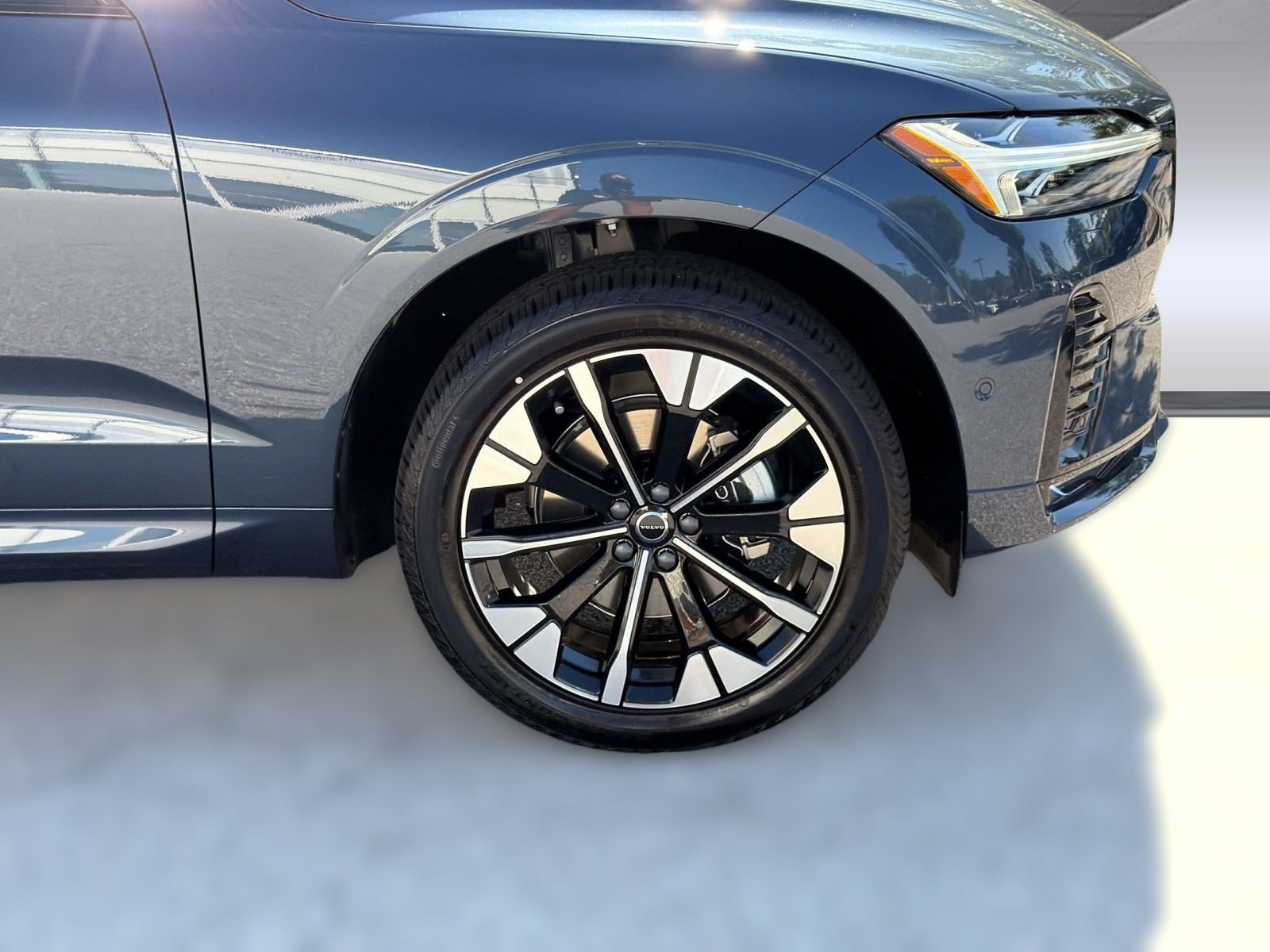 New 2027 Volvo XC60 B5 Plus AWD/4WD image 12